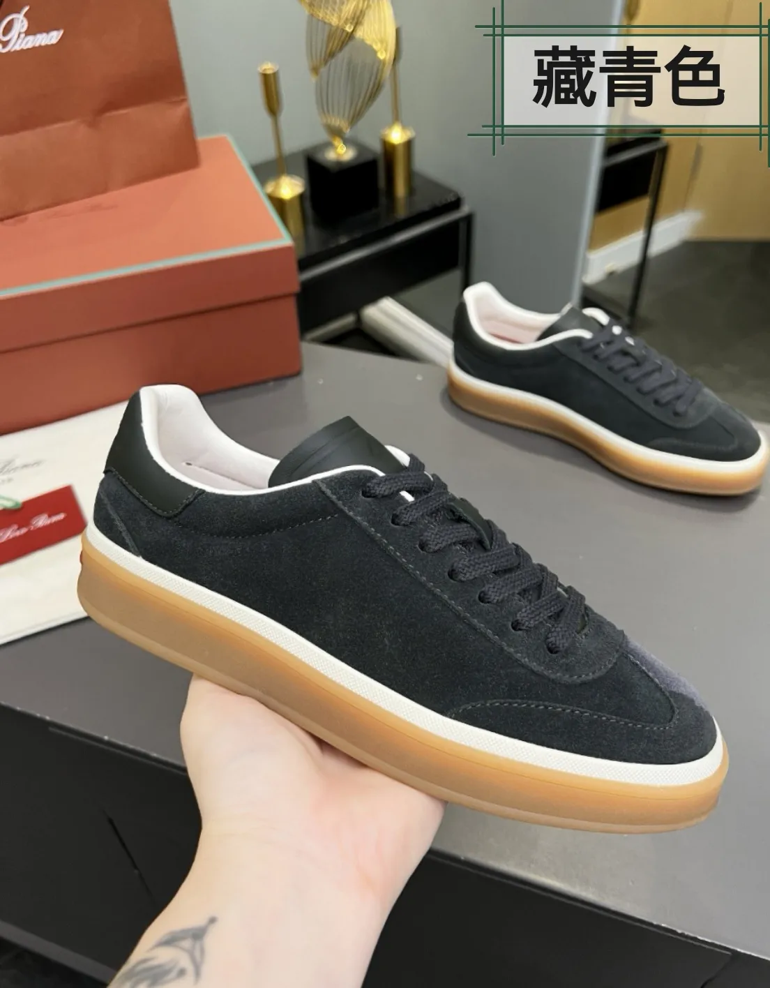 Factory price: 580💰Purchase level, high version🦅⛳️ Italy [Loro men's shoes💰iana] Tennis walk series L men's shoes💰Couple moral training shoes casual sports shoes sneakers🎁🎁 Original purchase development and production This new suede tennis shoe adopts an ultra-low design, suitable for wearing all year round👫👫 The wrapped sole creates an effortlessly attractive color combination that harmoniously blends functionality with understated style, making it the ideal shoe for urban wear. Soft calfskin tongue with Kummel color insert at the heel, embossed L Men's shoes 💰 Logo Cotton lace upper, cowhide suede sole Rubber-lined calfskin ✦ Upper: imported first-layer cowhide ➕ Customized original cowhide ✦ Lining: cowhide lining ➕ Cow leather insole ✦ Sole: Original open-molded T men's shoe 💰R ultra-lightweight outsole ✦Packaging: Original full set of packaging ✦Female size: 35--40, ✦Male size: 39--44, customized 45